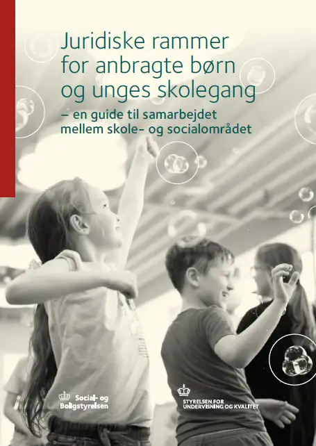 Fotografi der viser børn der leger med sæbebobler